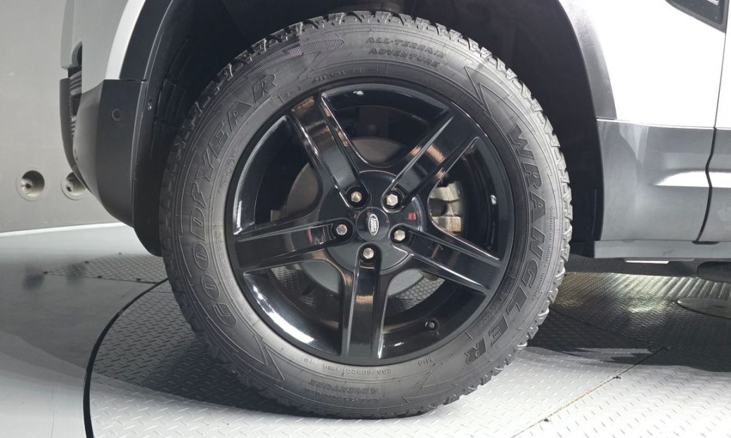 Land Rover Defender 110 D250 SE, 2023