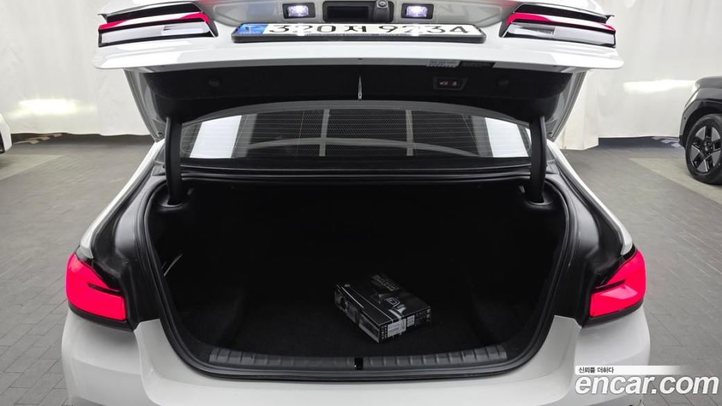 BMW 5-Series 530i Luxury, 2023