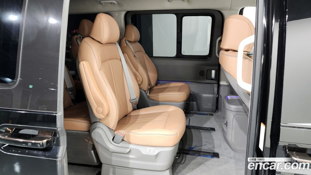 Hyundai Staria 4WD Lounge 9-Seater, 2022