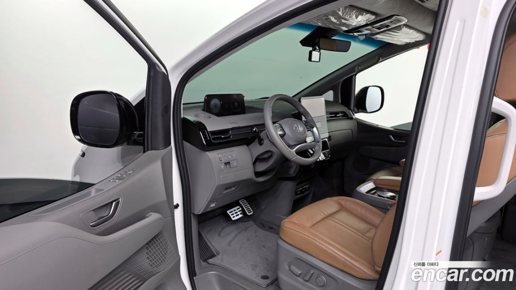 Hyundai Staria 4WD Lounge 7-Seater, 2024