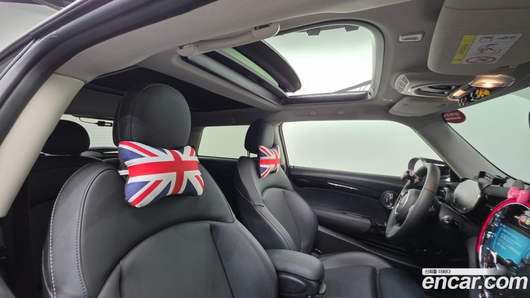 Mini Cooper Classic Plus Launch Pack, 2023
