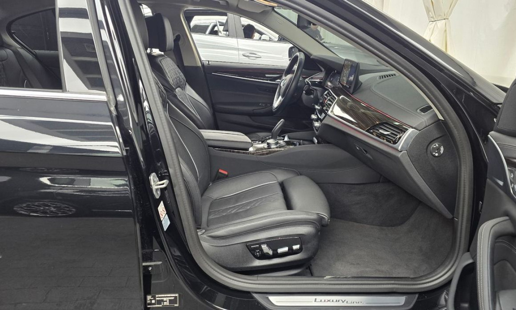 BMW 5-Series 523d xDrive Luxury, 2023