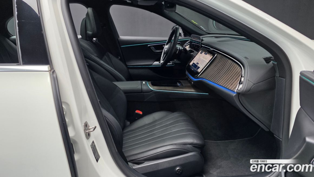 Mercedes-Benz E-Class E300 4MATIC Exclusive, 2025