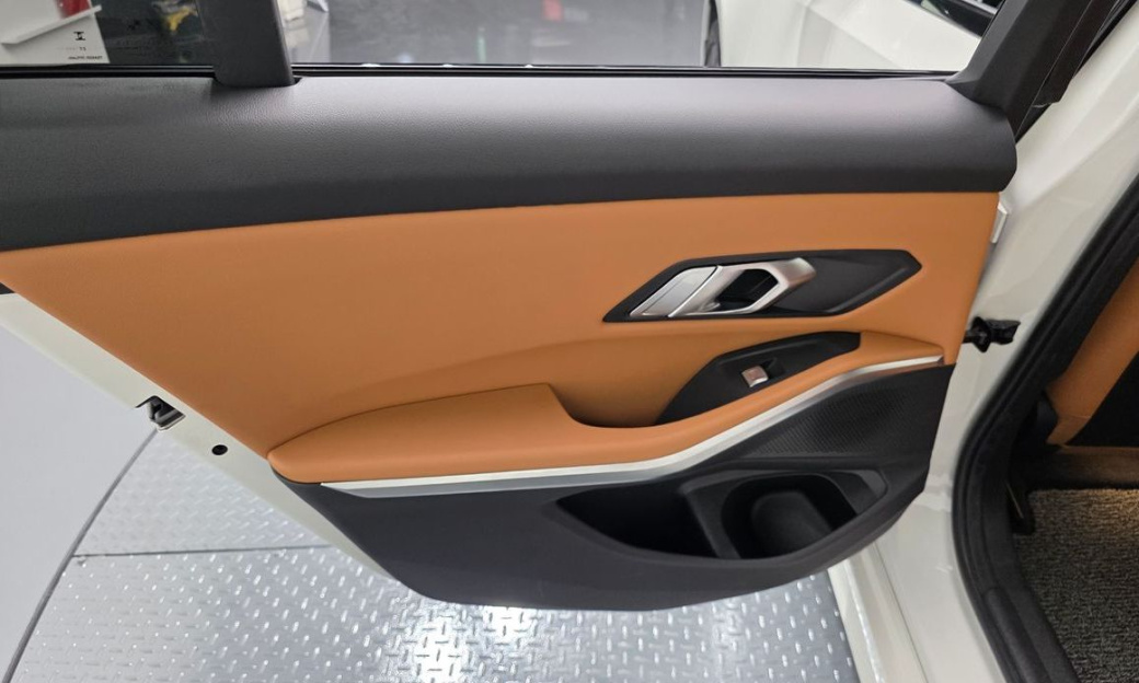 BMW 3-Series 320i, 2024