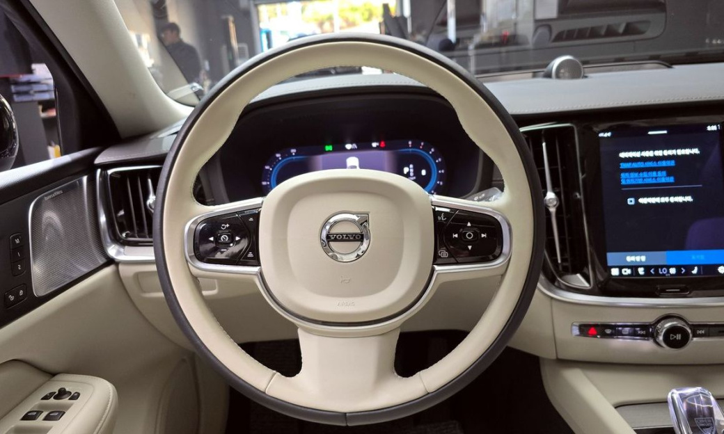 Volvo S60 B5 Ultimate Dark, 2024