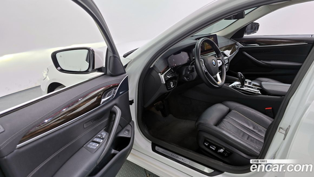 BMW 5-Series 520i Luxury, 2023