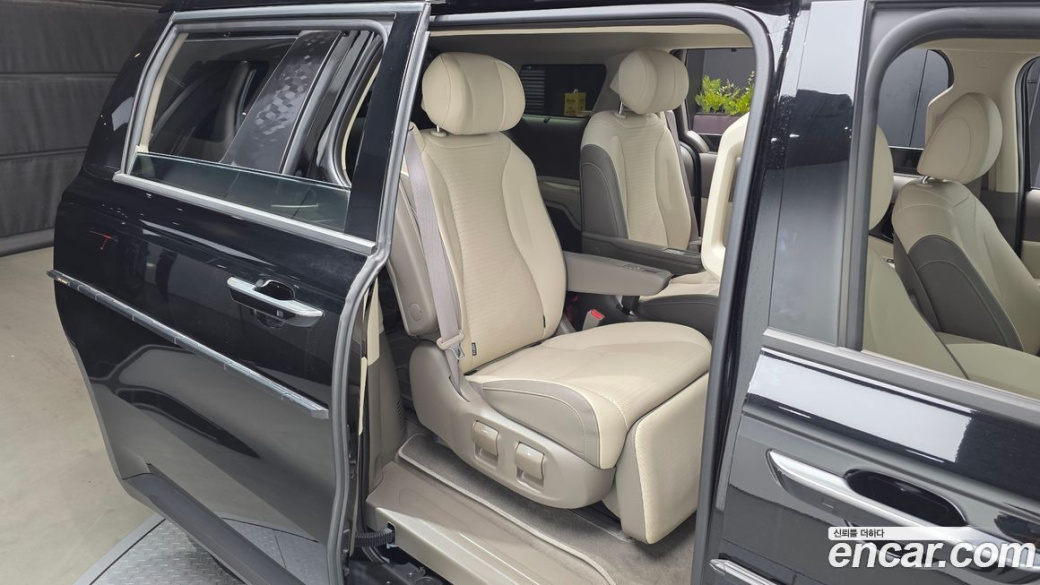Kia Carnival 7-Seater Gravity, 2024