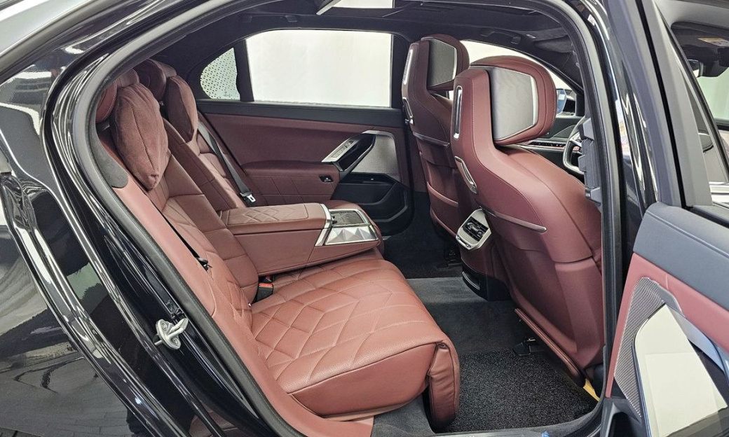 BMW 7-Series 740i sDrive Design Pure Excellence, 2023