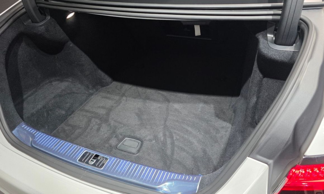 Mercedes-Benz S-Class S500L 4MATIC, 2025
