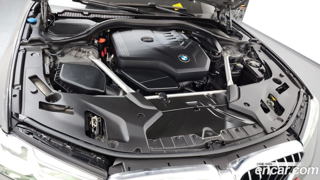 BMW 5-Series 520i Luxury, 2022