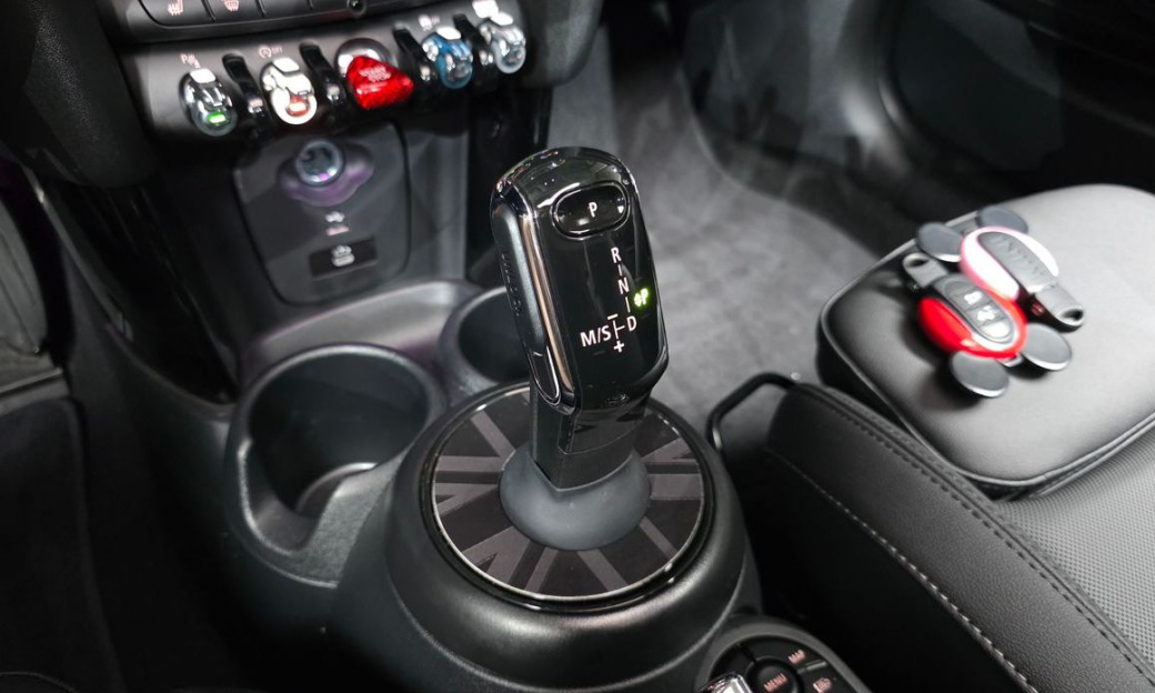 Mini Cooper Classic Plus Launch Pack, 2024