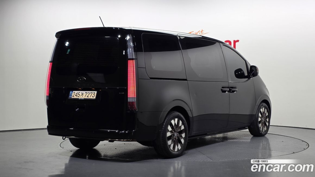 Hyundai Staria 4WD Lounge 7-Seater, 2022