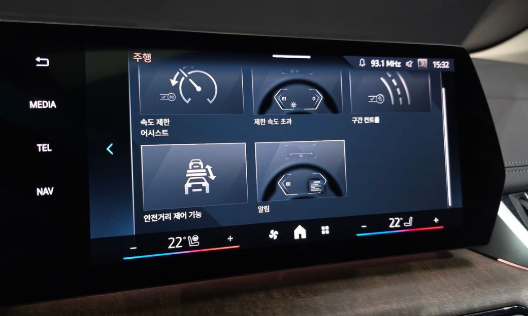 BMW 2-Series 220i Luxury, 2024