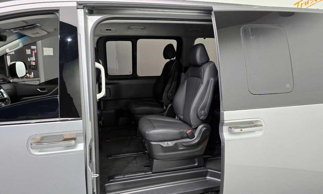 Hyundai Staria 4WD Lounge 9-Seater, 2025