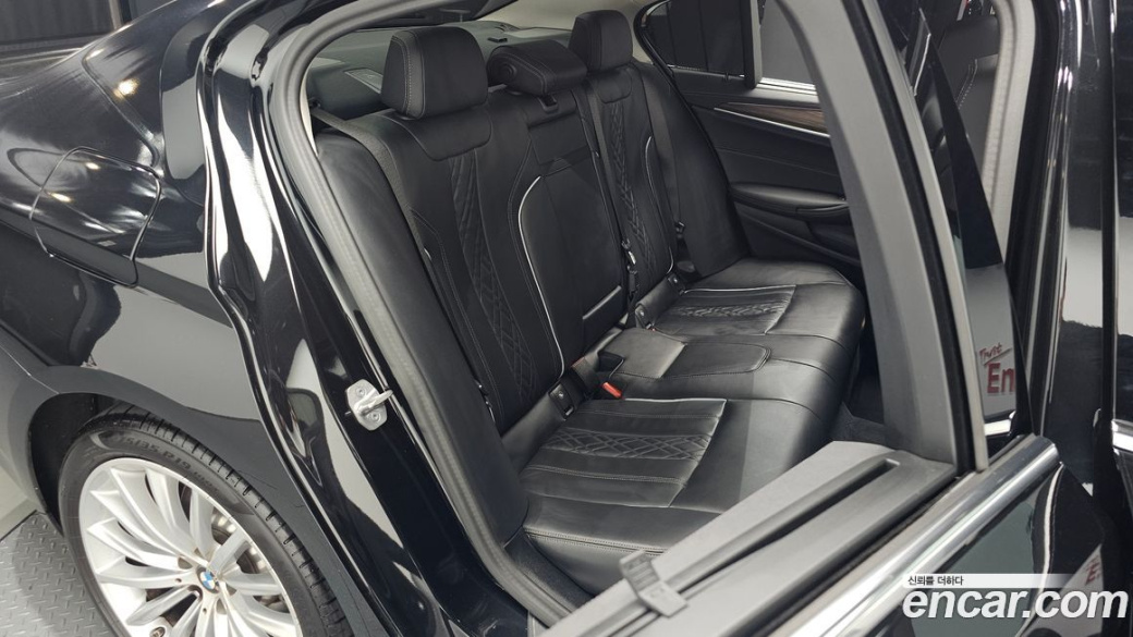 BMW 5-Series 530i Luxury, 2023