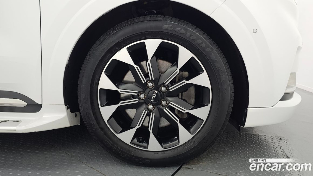 Kia Carnival 9-Seater Hi-Limousine, 2023