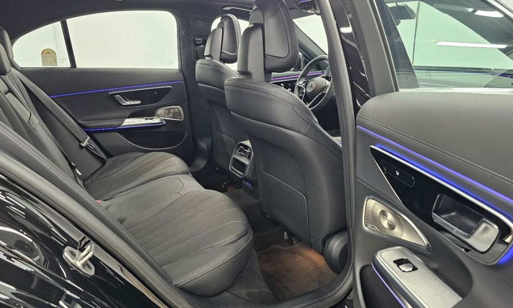 Mercedes-Benz E-Class E300 4MATIC Exclusive, 2025