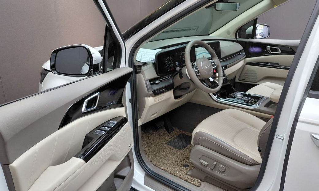 Kia Carnival 7-Seater Signature, 2023