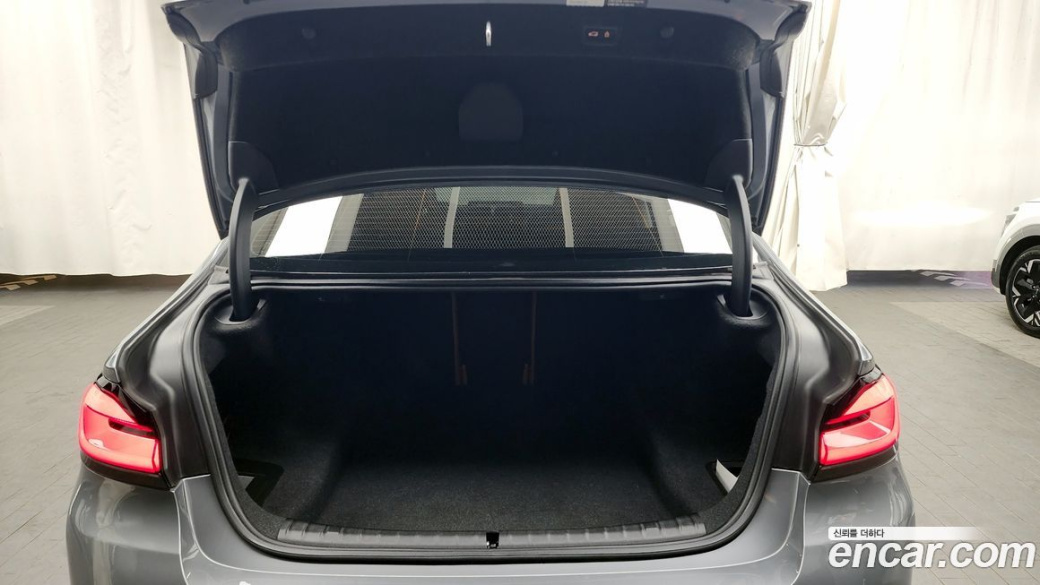 BMW 5-Series 520i Luxury, 2023
