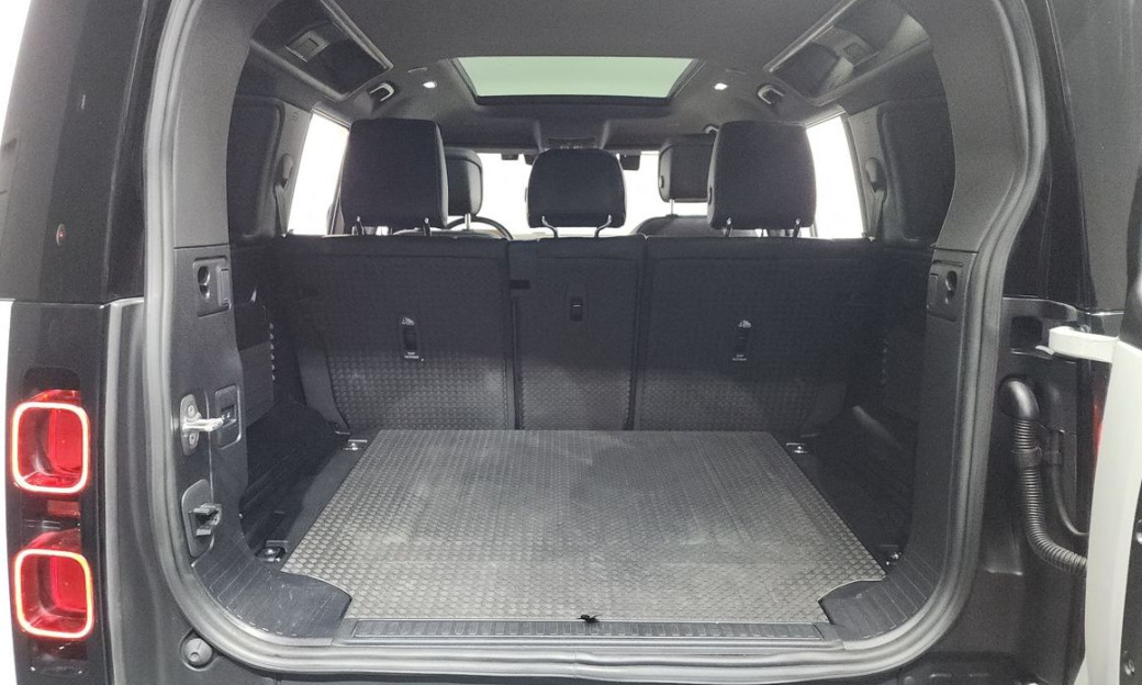 Land Rover Defender 110 P300 X-Dynamic SE, 2024