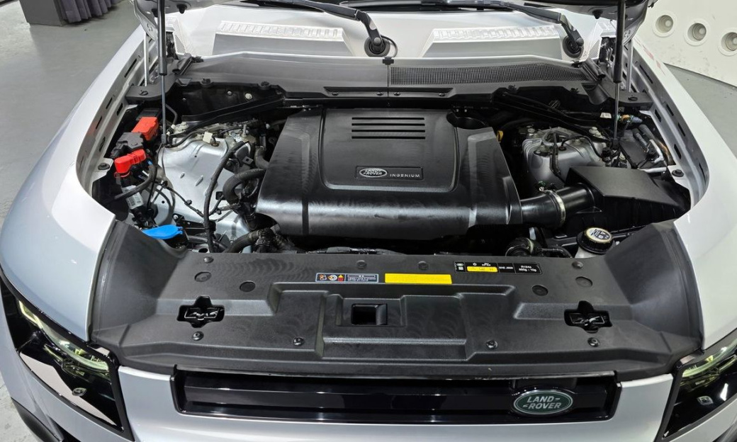Land Rover Defender 110 P300 X-Dynamic SE, 2024