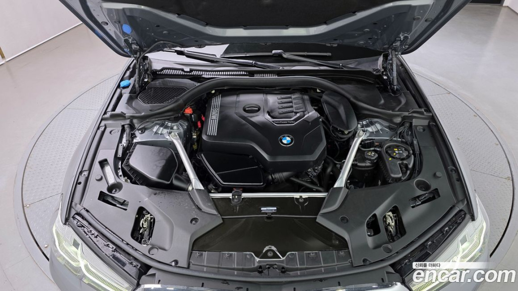 BMW 5-Series 520i Luxury, 2023