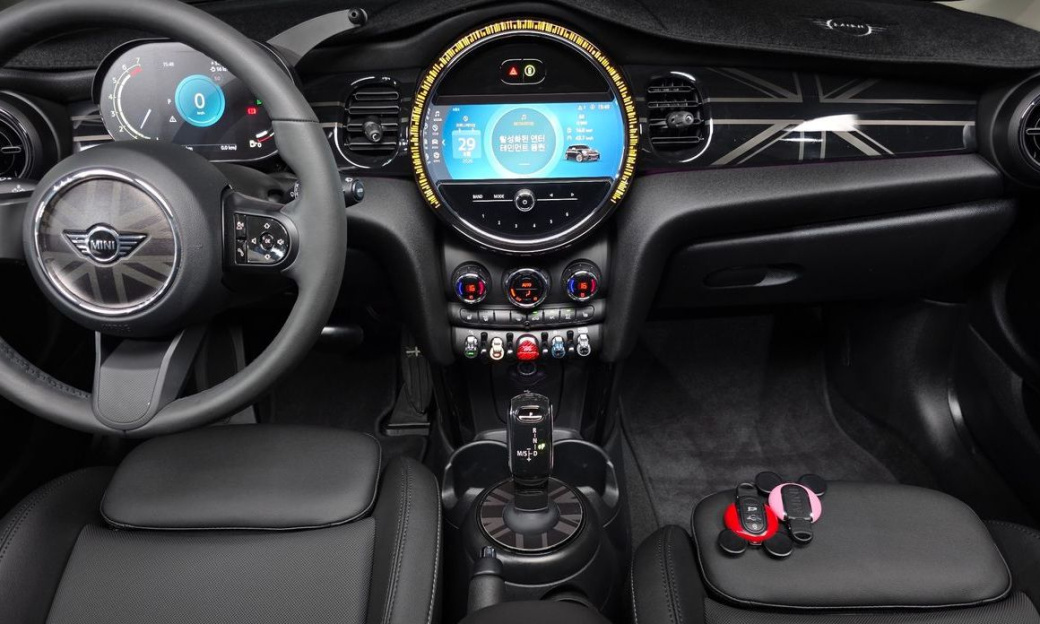 Mini Cooper Classic Plus Launch Pack, 2024