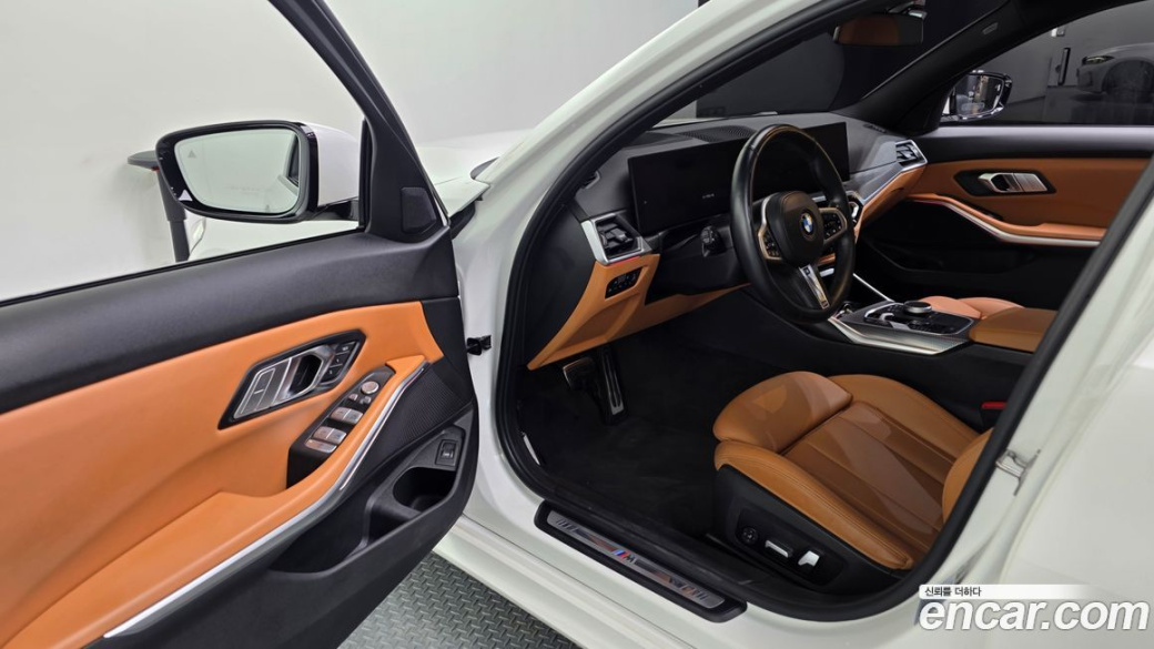 BMW 3-Series 320i Touring M Sports, 2023