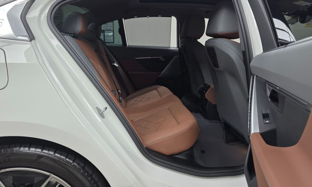 BMW 5-Series 530i xDrive, 2024