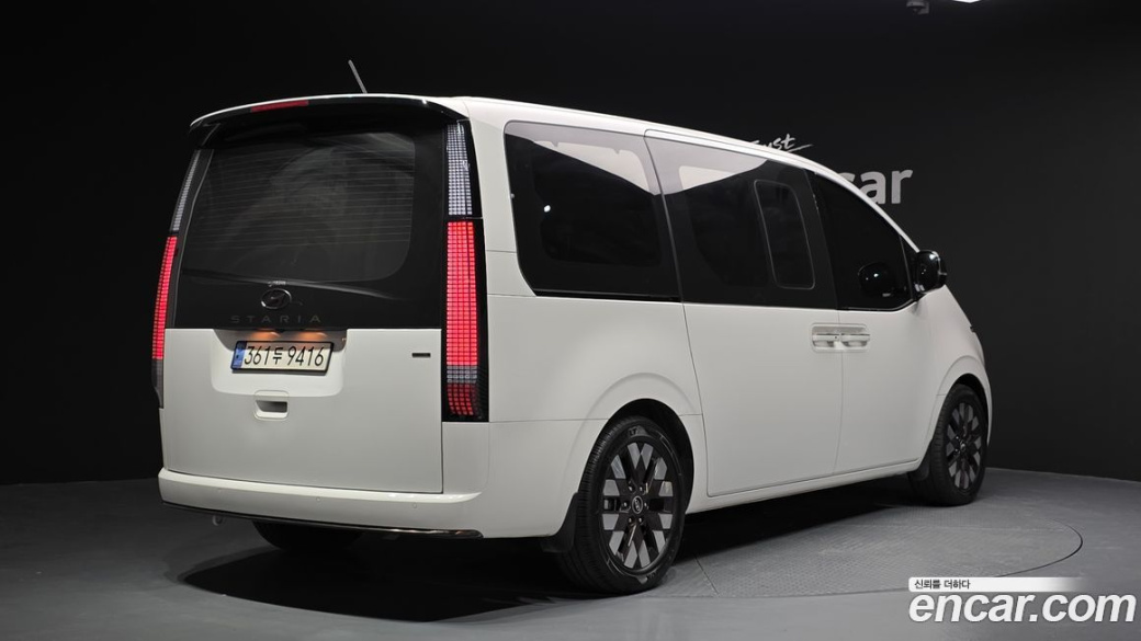 Hyundai Staria 4WD Lounge 9-Seater, 2022