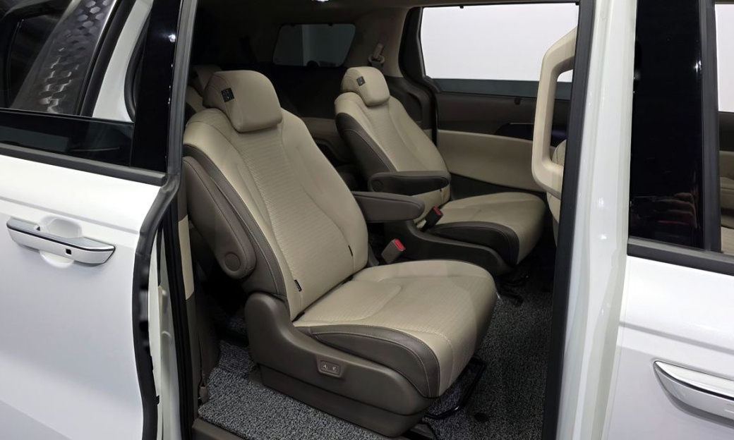 Kia Carnival 9-Seater Signature, 2023