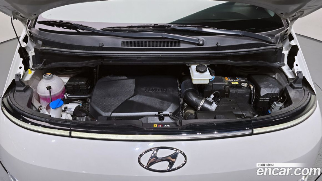Hyundai Staria 4WD Tourer 9-Seater, 2023