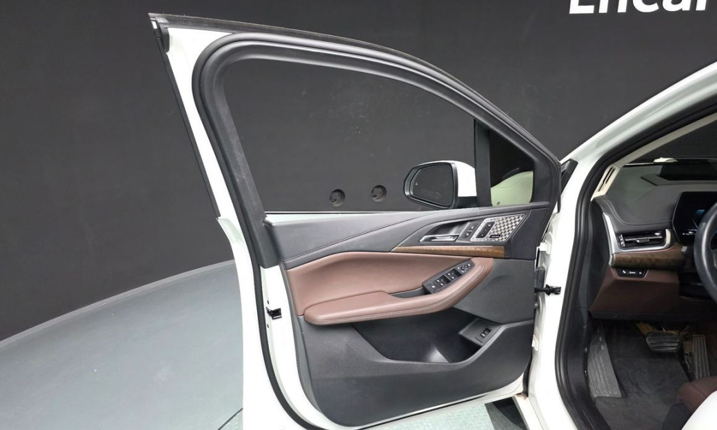 BMW 2-Series 220i Luxury, 2024