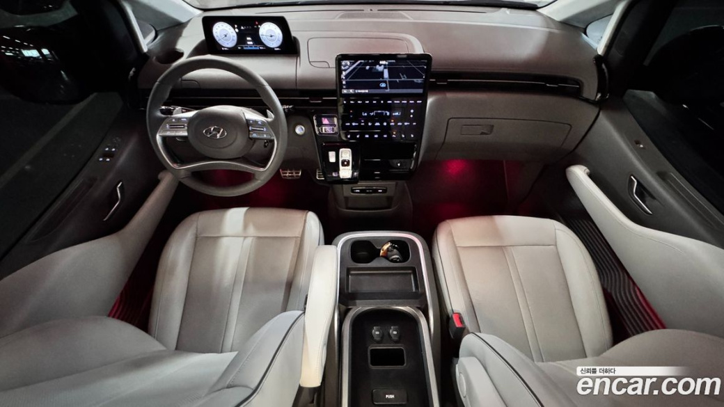 Hyundai Staria Lounge 7-Seater, 2022