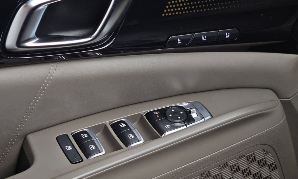 Kia Carnival 9-Seater Gravity, 2025