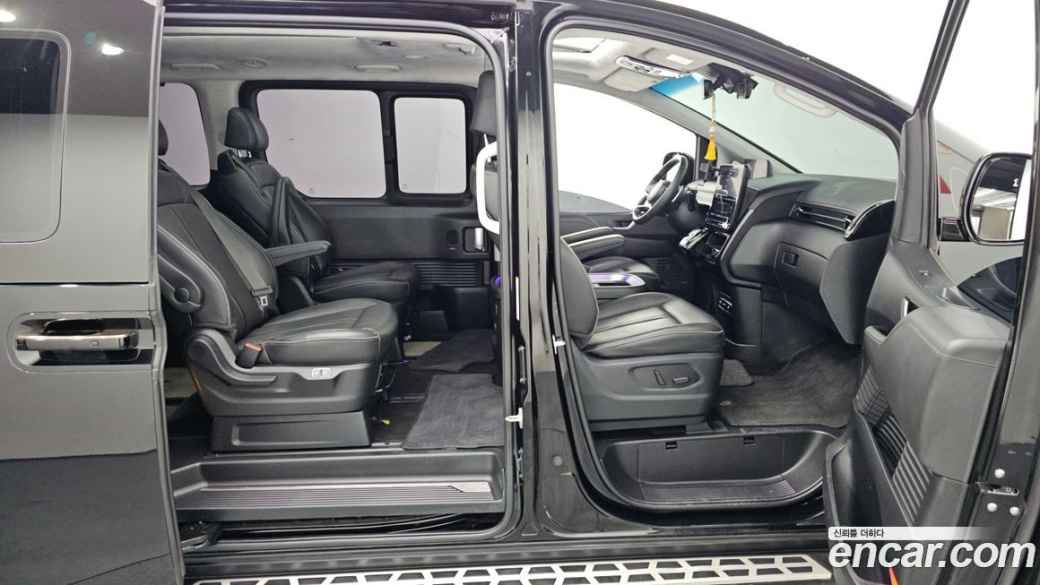 Hyundai Staria 4WD Lounge 9-Seater, 2025