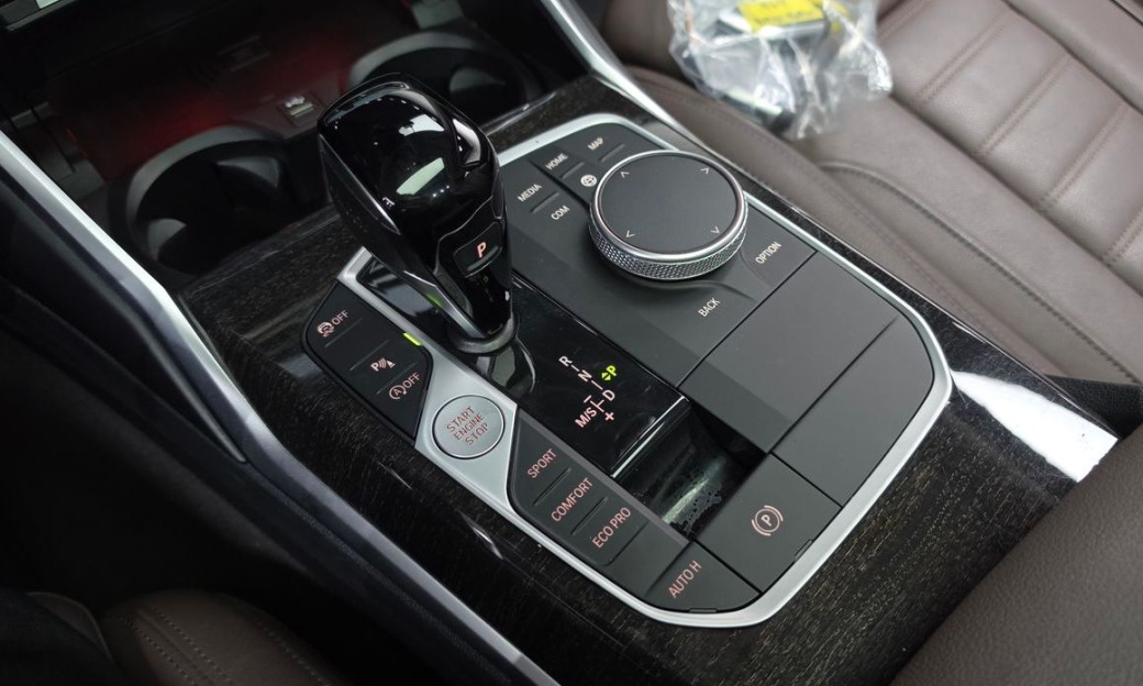 BMW 3-Series 320i Touring Luxury, 2022
