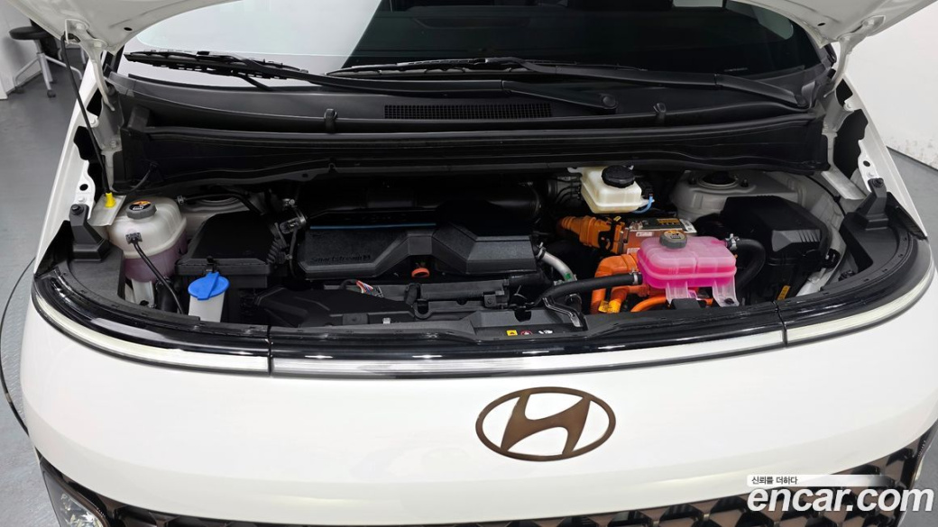 Hyundai Staria Lounge 7-Seater, 2025