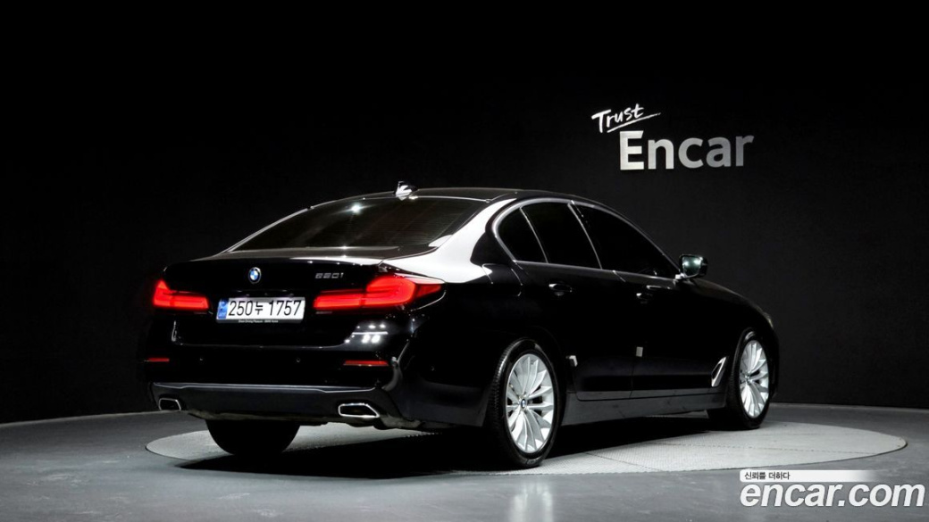 BMW 5-Series 520i Luxury, 2022