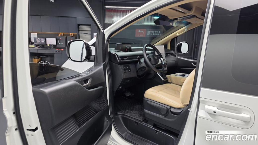 Hyundai Staria 4WD Tourer 9-Seater, 2025