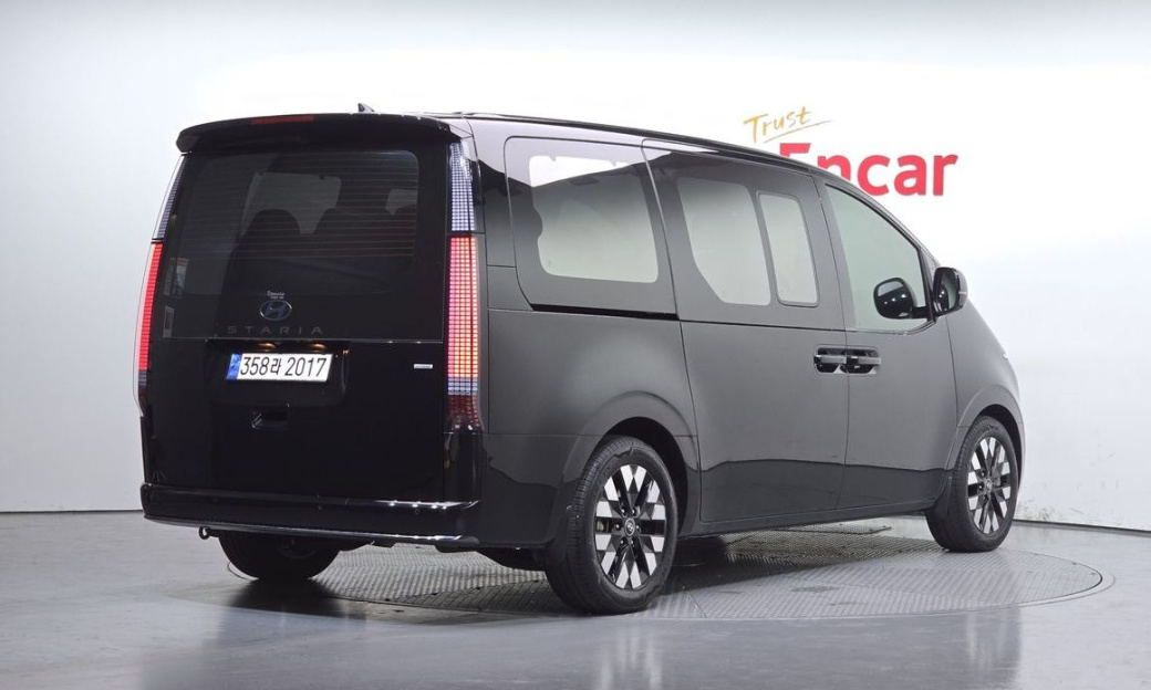 Hyundai Staria 4WD Lounge 9-Seater, 2025