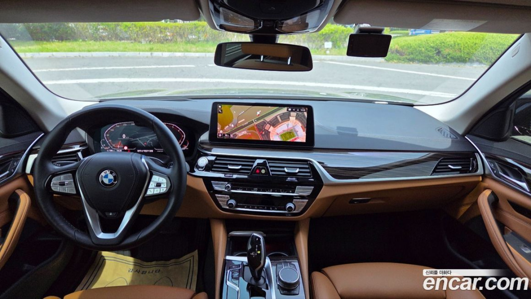 BMW 5-Series 520i Luxury, 2022