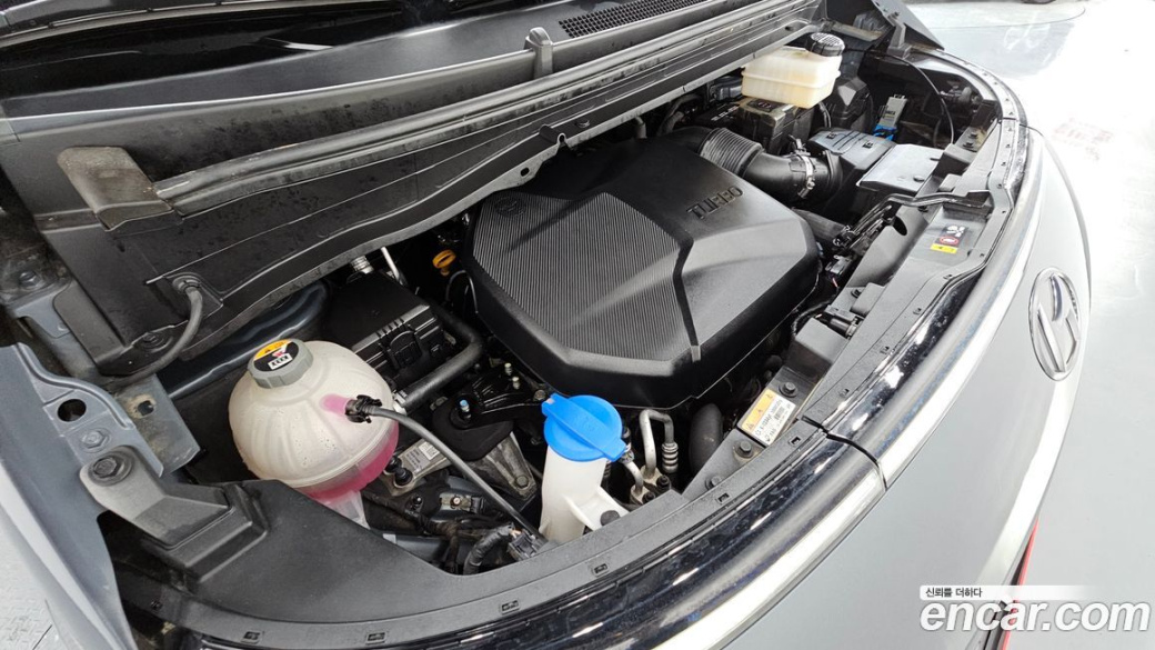 Hyundai Staria 4WD Lounge 9-Seater, 2022