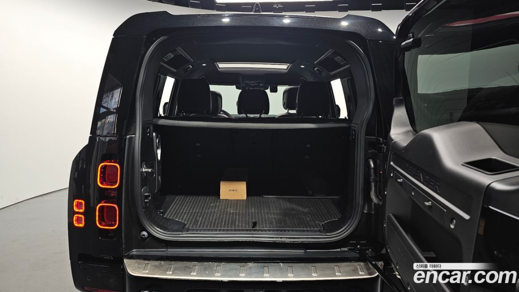 Land Rover Defender 110 P300 X-Dynamic SE, 2025