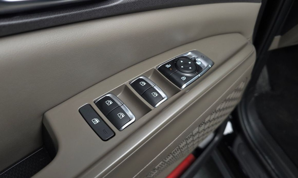 Kia Carnival 7-Seater Outdoor, 2025