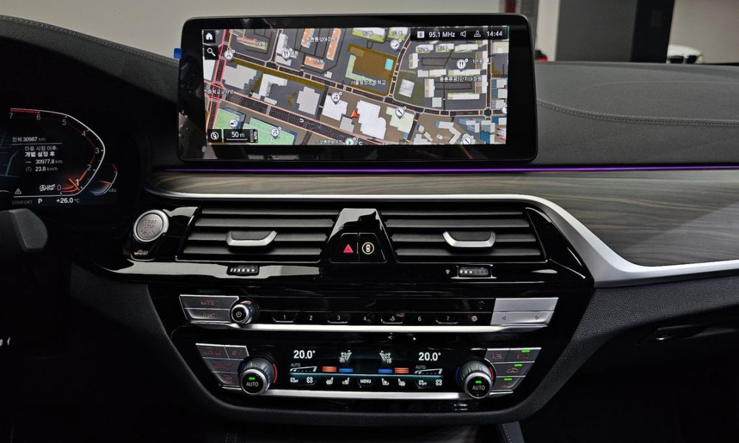 BMW 5-Series 530i Luxury, 2023