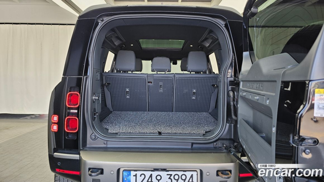 Land Rover Defender 110 P300 X-Dynamic SE, 2023