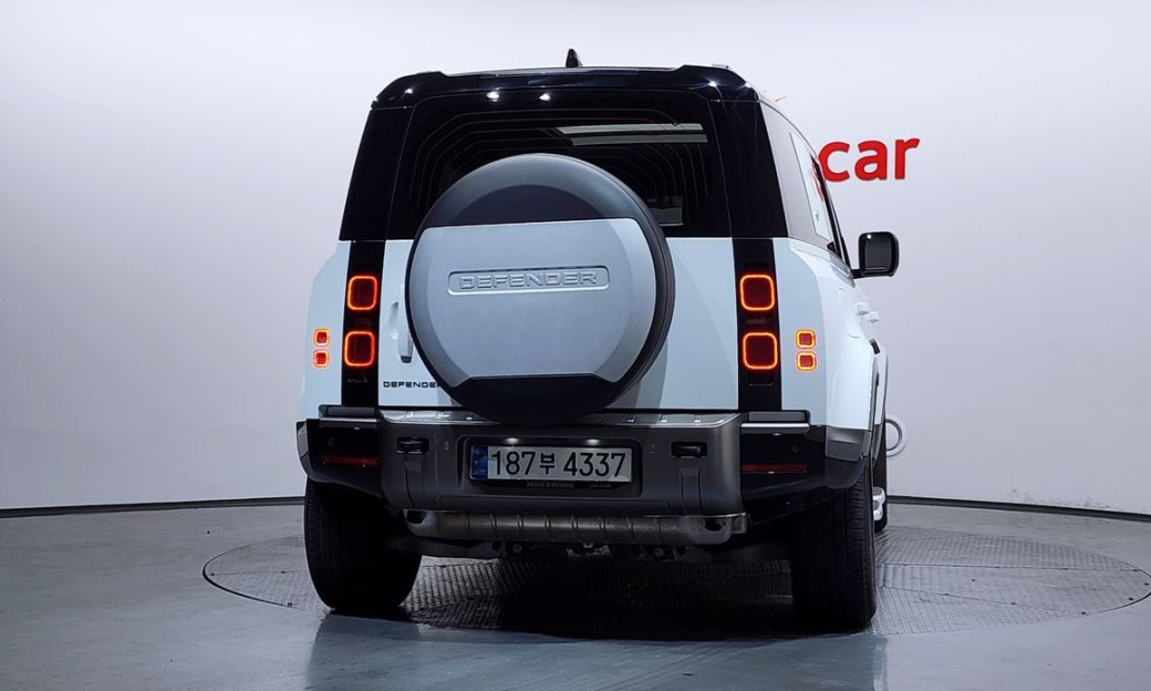 Land Rover Defender 110 P300 X-Dynamic SE, 2024