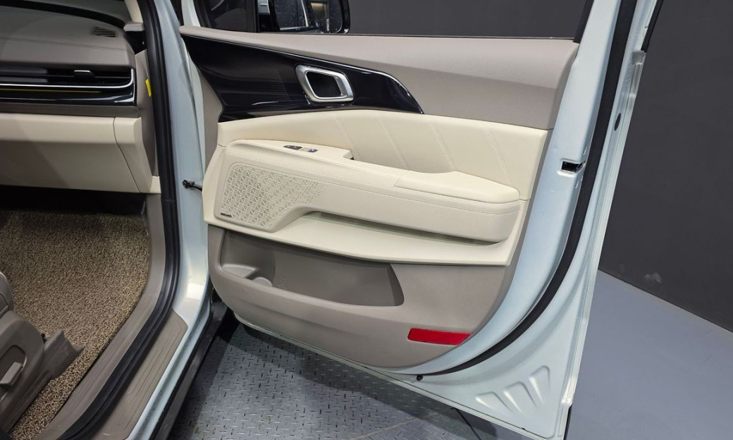 Kia Carnival 9-Seater Signature, 2025