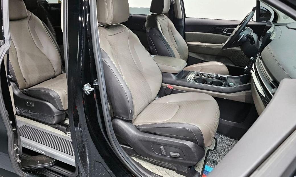Kia Carnival 9-Seater Signature, 2024